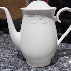 🍃✨ Vintage Villeroy & Boch “Fiori Weiss” White Porcelain Coffee Pot / Teapot ✨